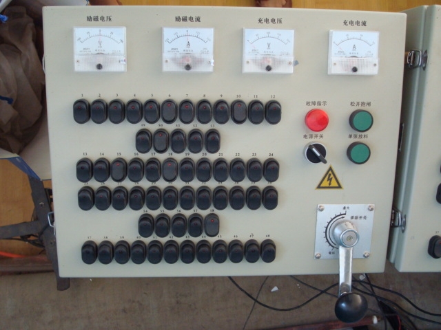 操作臺（儀表、分控開關(guān)、調(diào)磁開關(guān)、單張釋放按鈕、抱閘按鈕、故障指示）